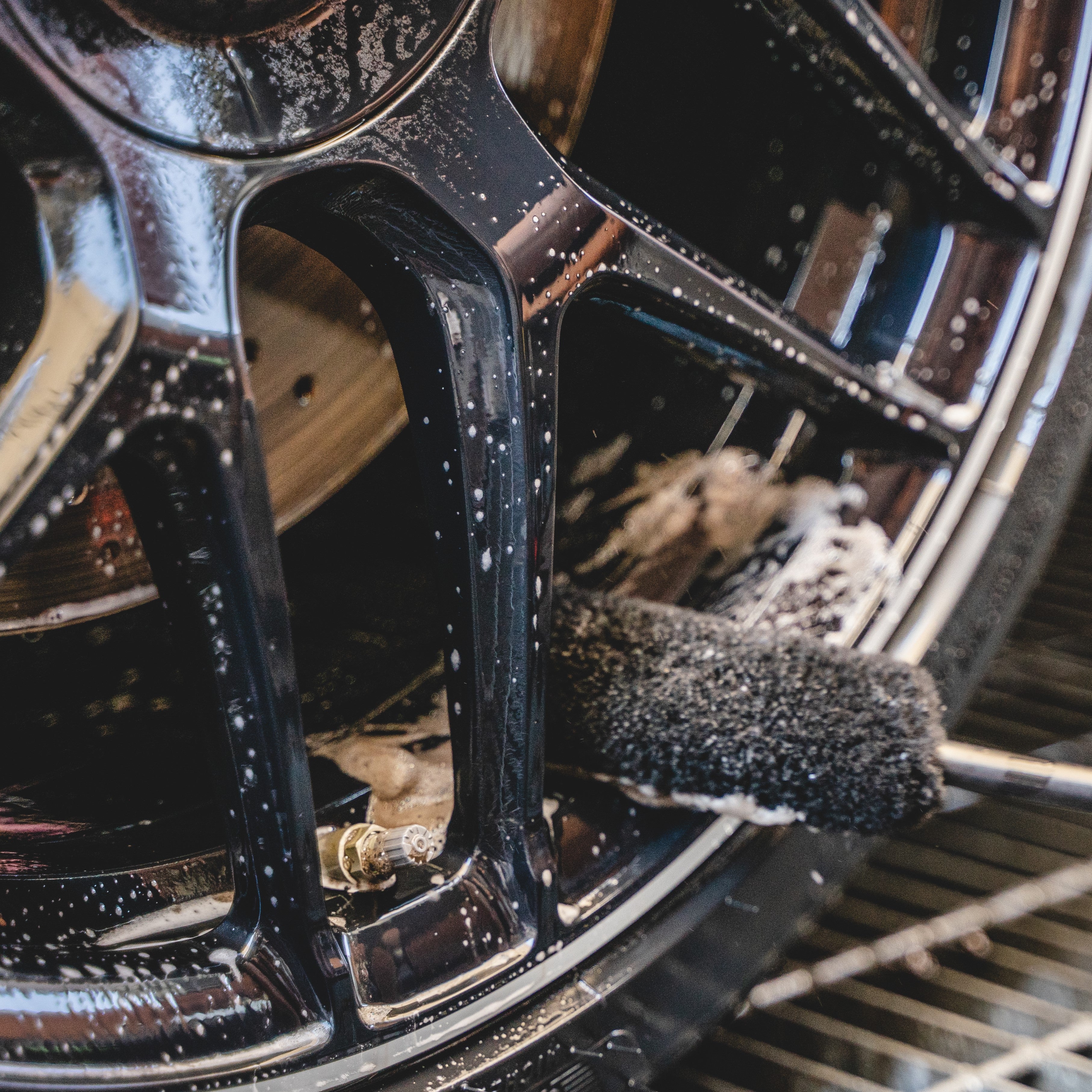 WHEEL & TYRE CLEANER - Dissolves dirt and brake dust