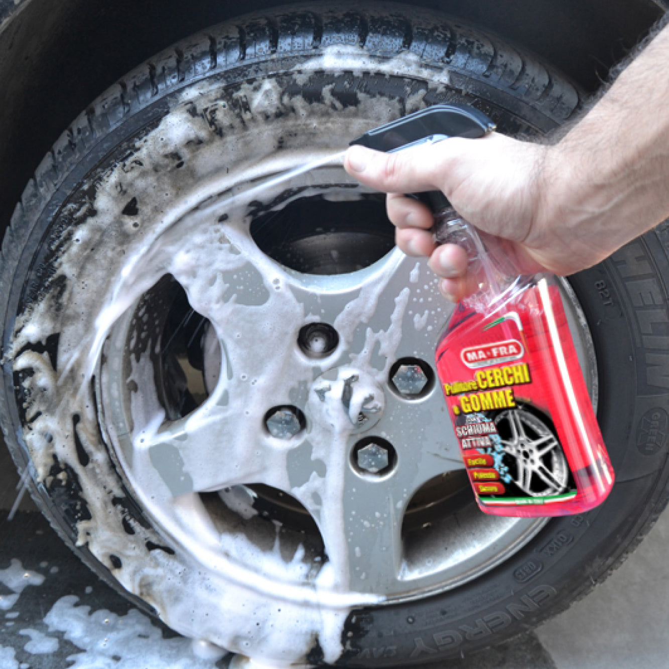 WHEEL AND TYRE CLEANER - Cleans rims and tires