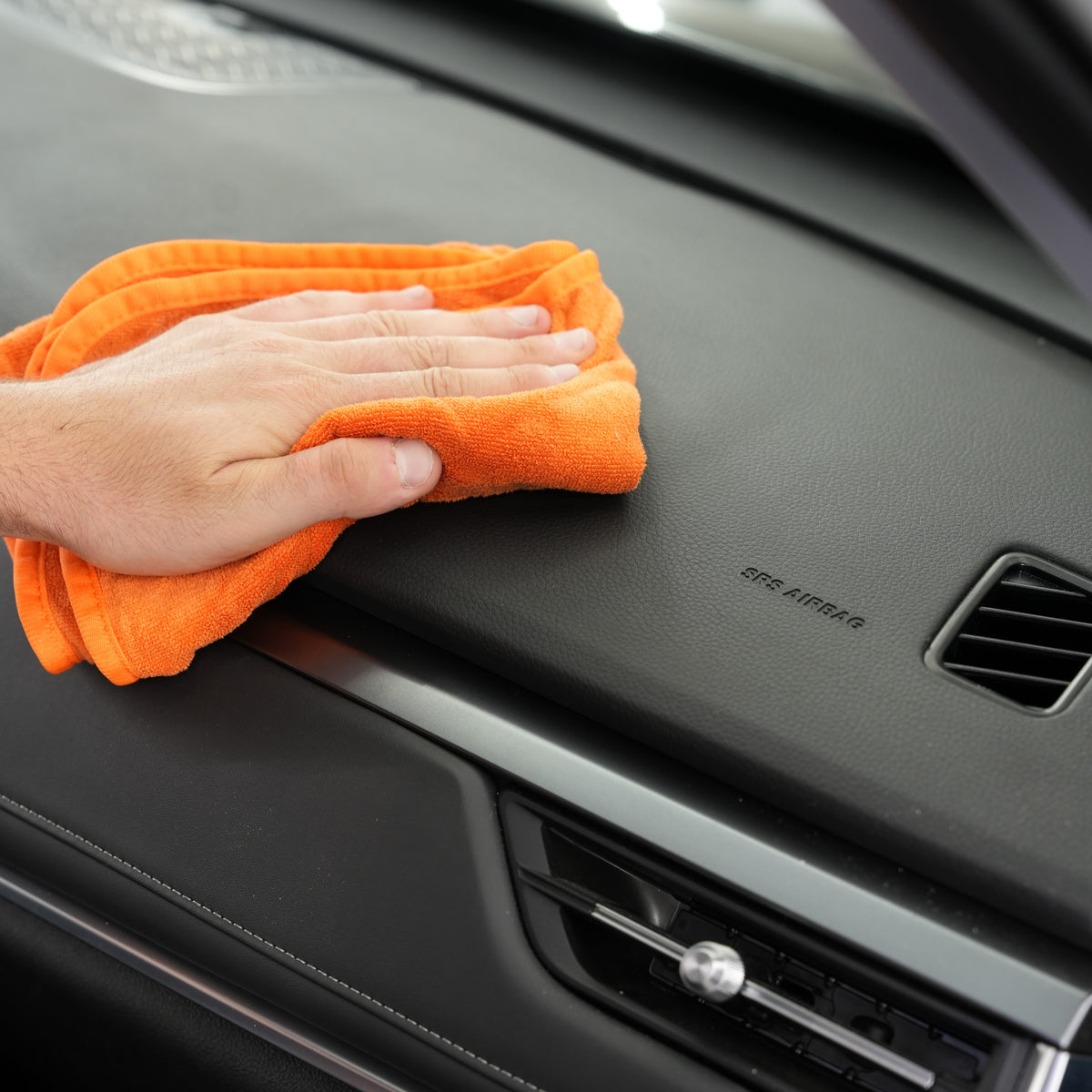 INTERIOR QUICK DETAILER - Cleans and renews car interiors