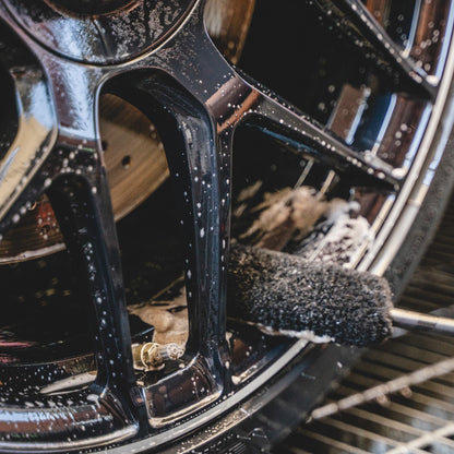 WHEEL & TYRE CLEANER - Dissolves dirt and brake dust