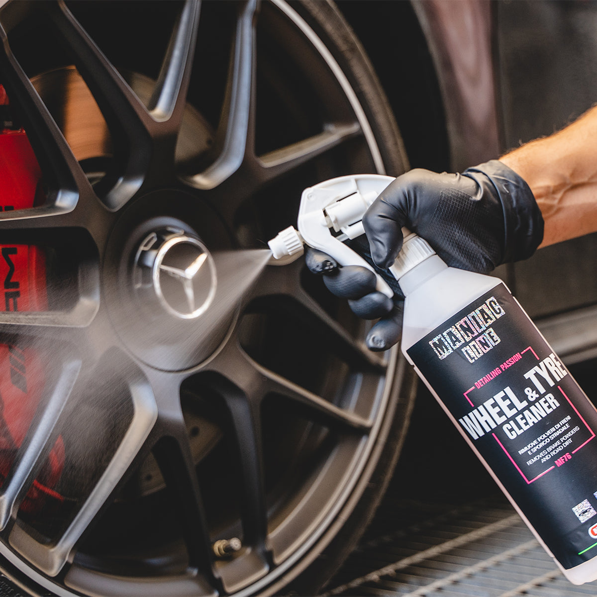 WHEEL & TYRE CLEANER - Dissolves dirt and brake dust