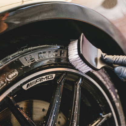 WHEEL & TYRE CLEANER - Dissolves dirt and brake dust