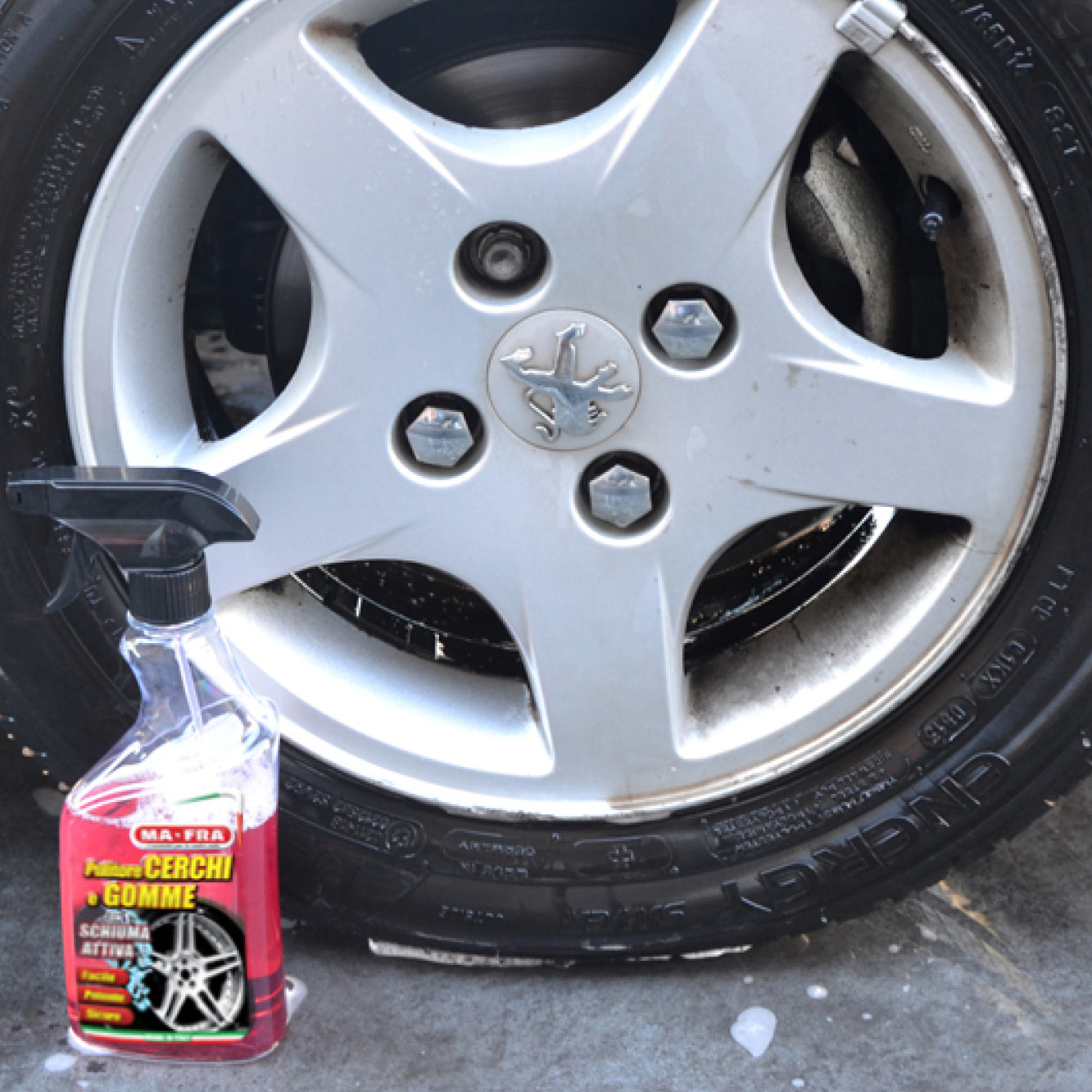 WHEEL AND TYRE CLEANER - Cleans rims and tires